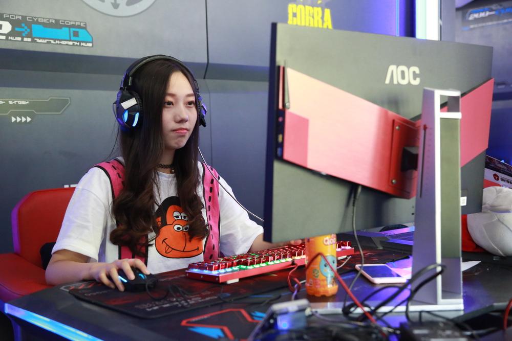  电竞女选手破纪录，巾帼不让须眉男