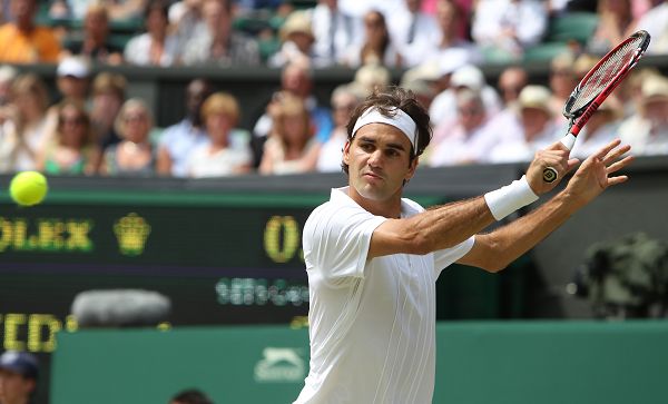  费德勒出席元老赛开幕式，传奇归来引全场起立致敬  