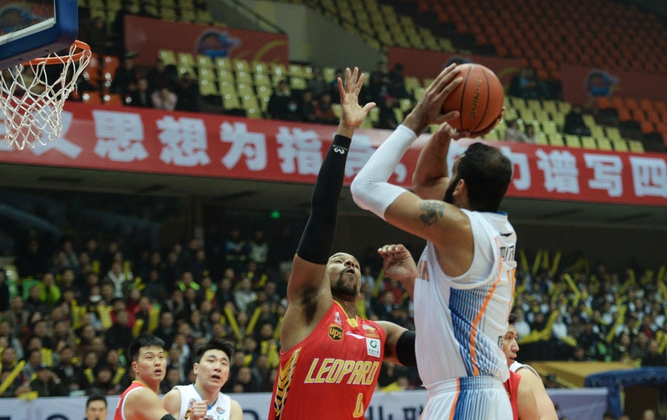  广东宏远快攻如潮大胜四川金强男篮