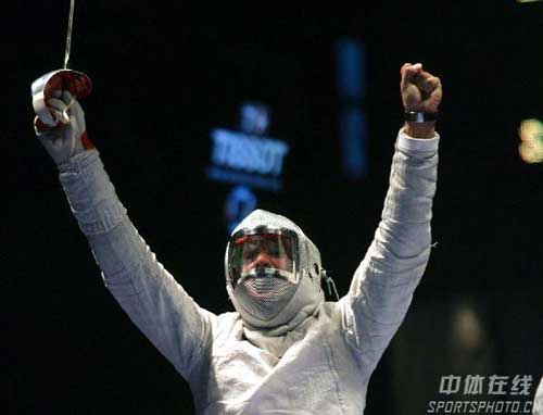  埃文斯草地驰骋，伊斯特本赛击败名将折桂