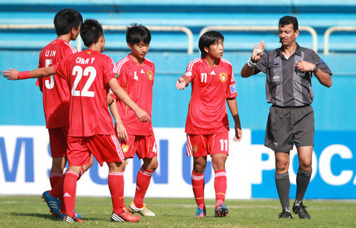  东亚杯较量，日本队三球完胜中国队