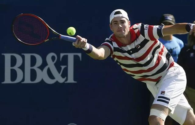  发球上网战术奏效，伊斯内尔轰出制胜ACE