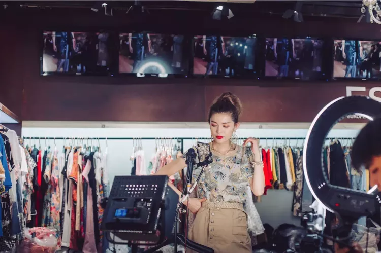  电竞主播人气爆棚带动粉丝经济