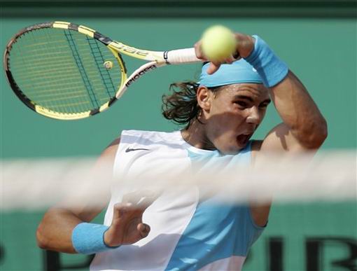  红土之王纳达尔复出首秀，直落三盘轻松晋级次轮  